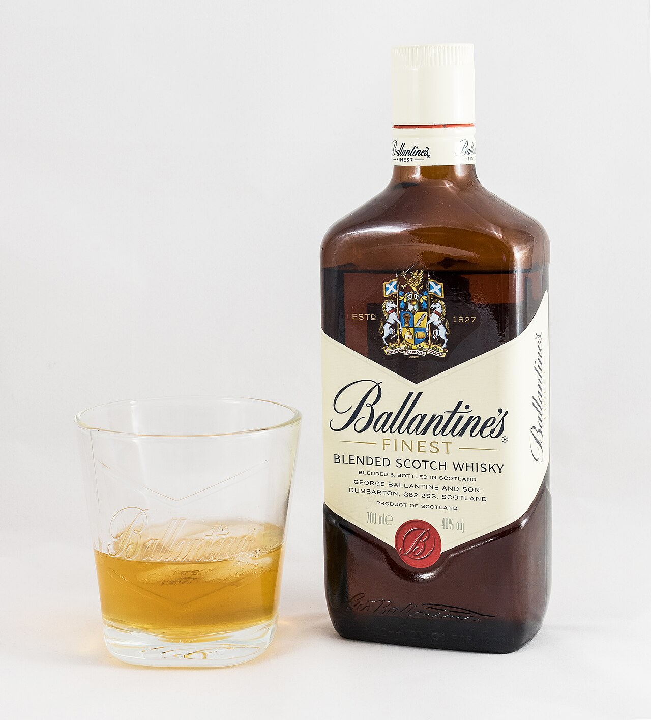 발렌타인 파이니스트 700ml 병, 문장 양옆에 ESTD 1827, 이름 아래 Blended Scotch Whisky와 덤바턴 주소가 보인다