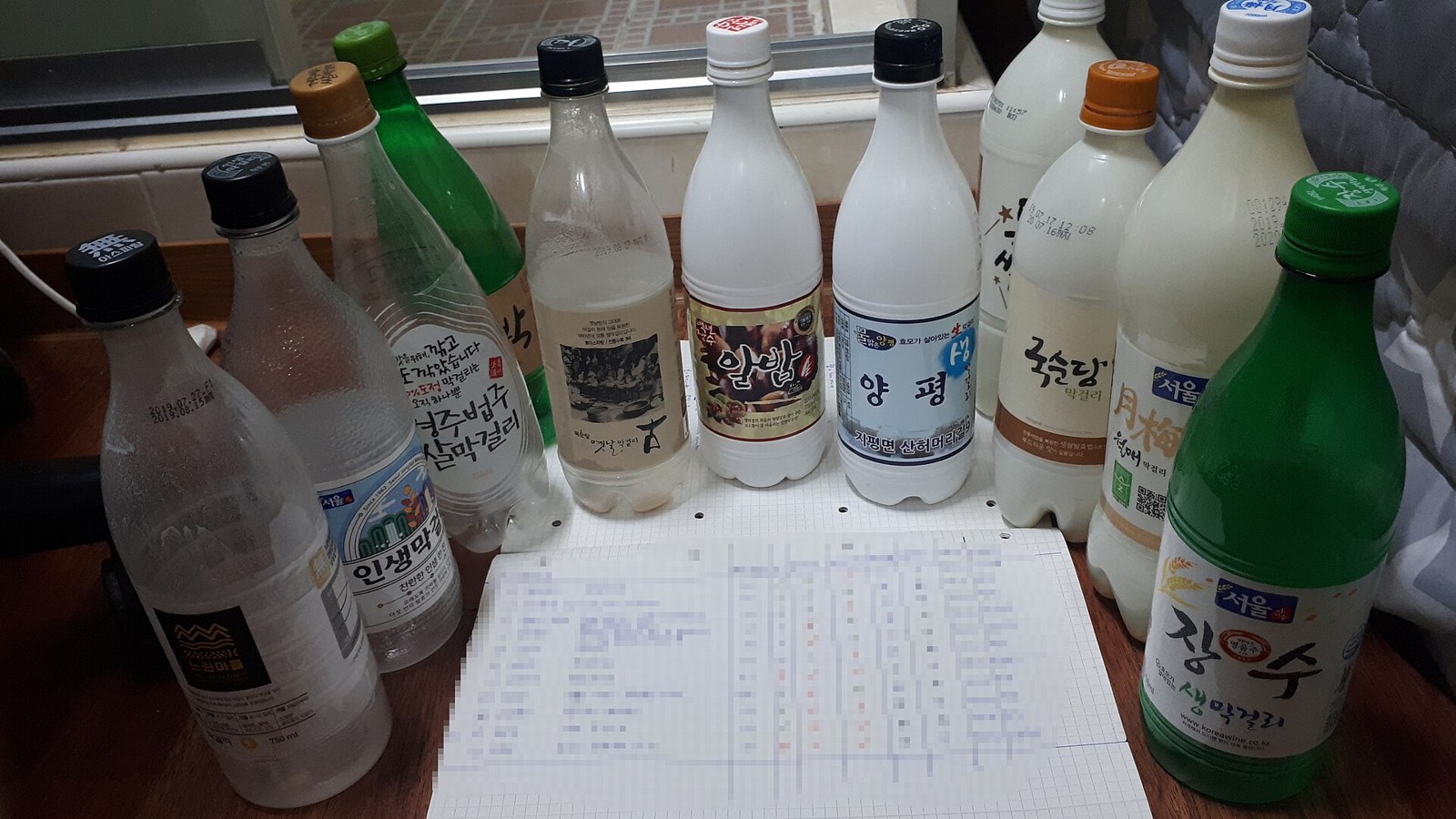 편의점에서 모은 막걸리 병들